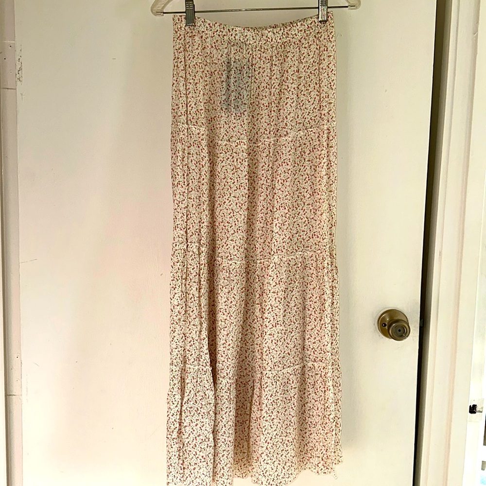 *NWT+Brandy Melville CreamTiered Skirt with pink floral one size